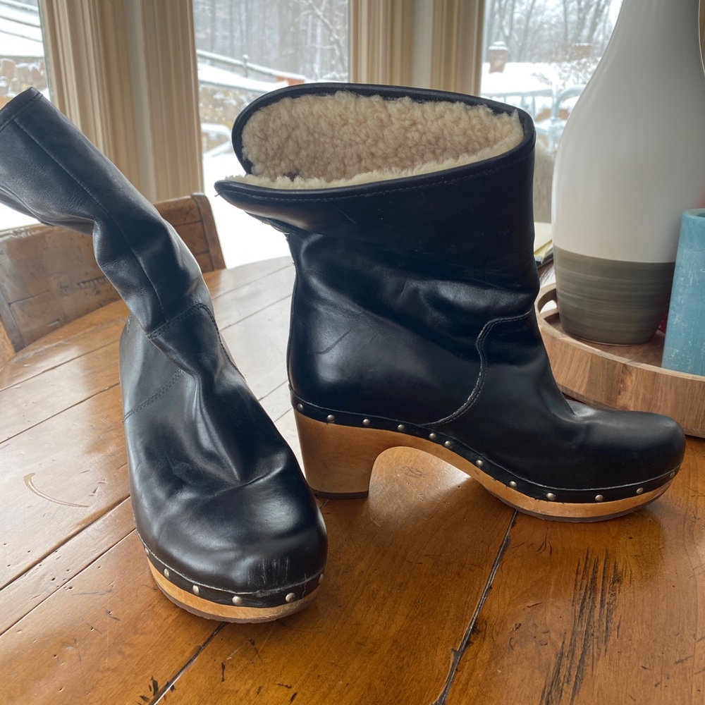 Women’s Uggs clog/boots.